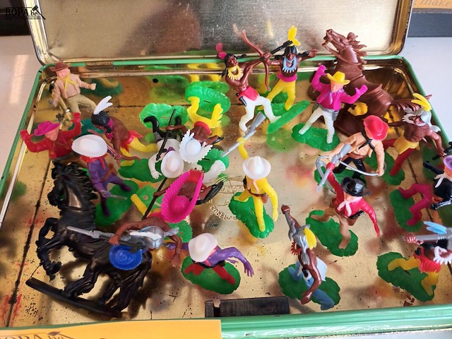 Lot 92 - vintage cowboy en indiaan figuren. 22 stuks - afbeelding 2 van  4