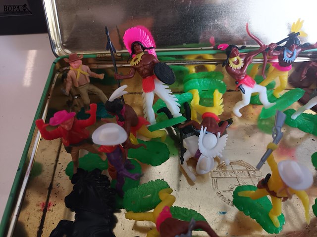 Lot 92 - vintage cowboy en indiaan figuren. 22 stuks - afbeelding 3 van  4