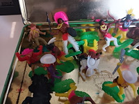 Lot 92 - vintage cowboy en indiaan figuren. 22 stuks - afbeelding 3 van  4
