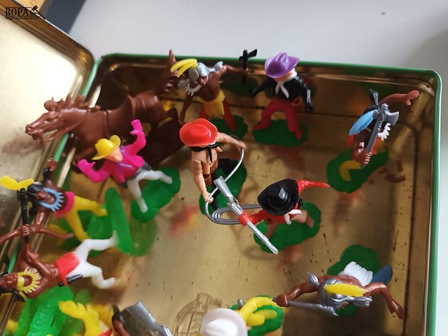 Lot 92 - vintage cowboy en indiaan figuren. 22 stuks - afbeelding 4 van  4