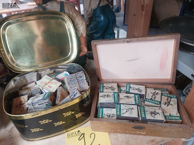 Lot 92 - vintage lucifers - afbeelding 1 van  3