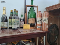 Lot 92 - vintage remy martin fine champagne cognac in houten kantelst - afbeelding 1 van  3