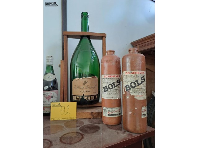 Lot 92 - vintage remy martin fine champagne cognac in houten kantelst - afbeelding 2 van  3