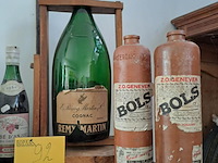 Lot 92 - vintage remy martin fine champagne cognac in houten kantelst - afbeelding 2 van  3