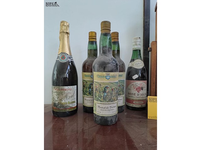 Lot 92 - vintage remy martin fine champagne cognac in houten kantelst - afbeelding 3 van  3