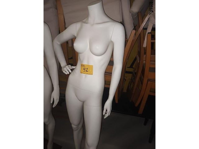 Lot 92 - witte paspop vrouw op voet - afbeelding 1 van  5