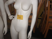 Lot 92 - witte paspop vrouw op voet - afbeelding 1 van  5