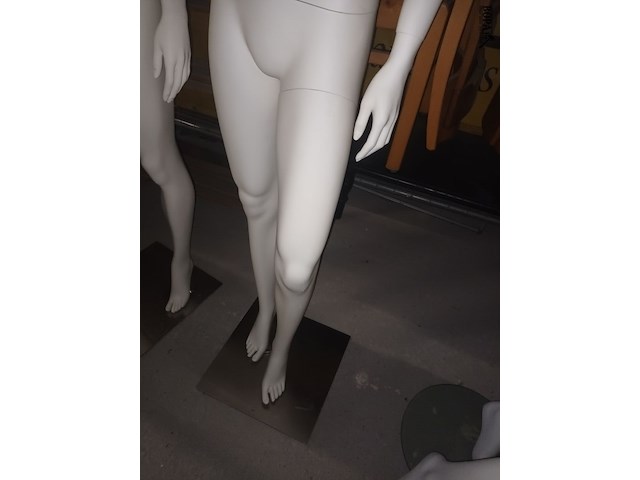 Lot 92 - witte paspop vrouw op voet - afbeelding 2 van  5