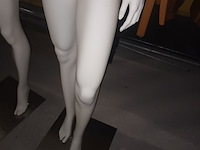 Lot 92 - witte paspop vrouw op voet - afbeelding 2 van  5