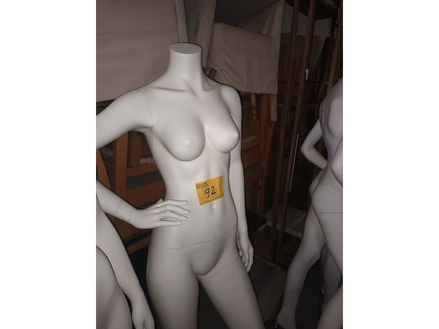 Lot 92 - witte paspop vrouw op voet - afbeelding 3 van  5
