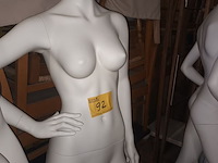 Lot 92 - witte paspop vrouw op voet - afbeelding 3 van  5