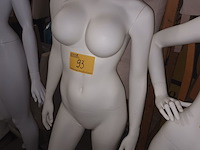 Lot 92 - witte paspop vrouw op voet - afbeelding 4 van  5