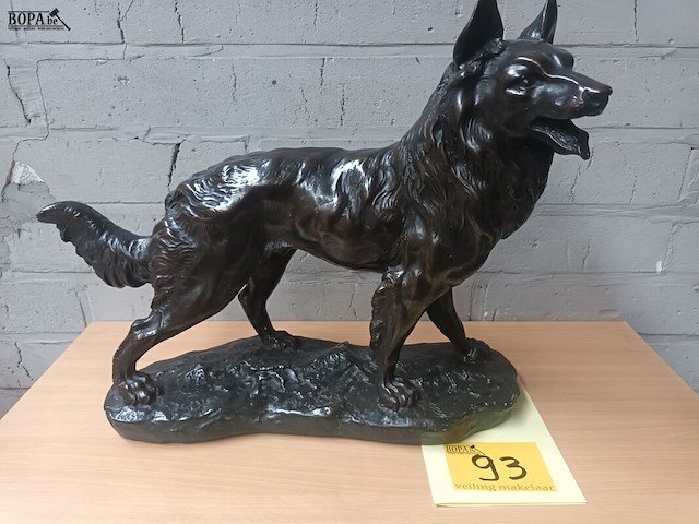 Lot 93 - beeld hond in plaaster - afbeelding 1 van  5