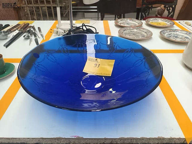 Lot 93 - blauwe schaal - afbeelding 1 van  4