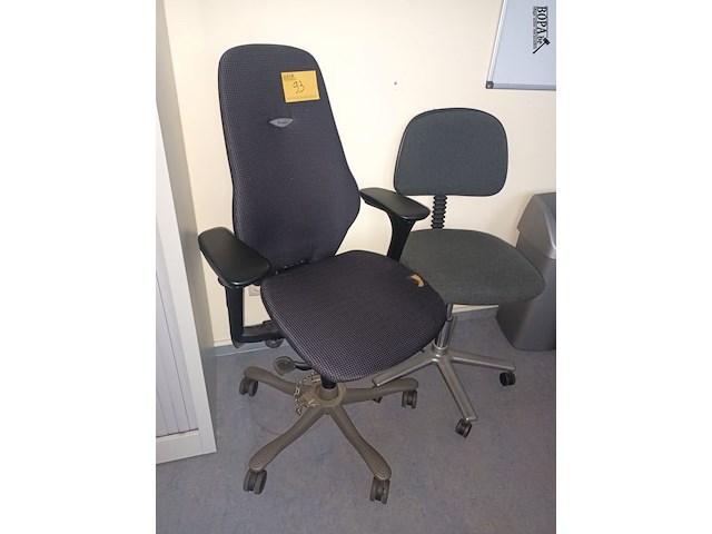 Lot 93 - bureaustoel. 2 stuks - afbeelding 1 van  3