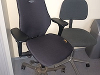 Lot 93 - bureaustoel. 2 stuks - afbeelding 1 van  3