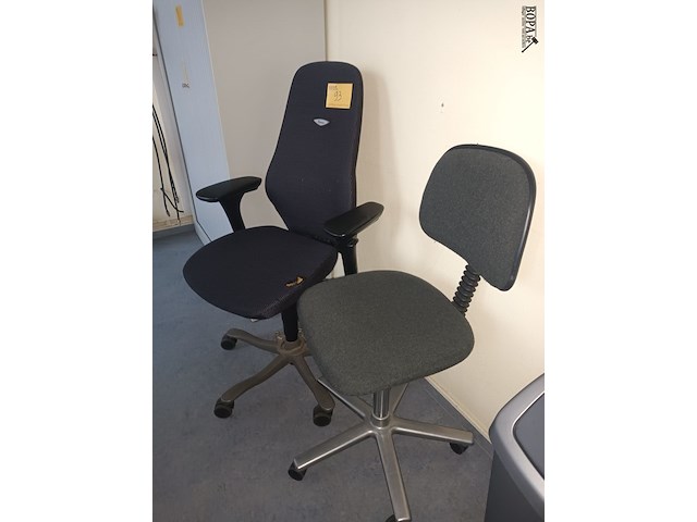 Lot 93 - bureaustoel. 2 stuks - afbeelding 2 van  3