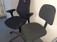 Lot 93 - bureaustoel. 2 stuks - afbeelding 2 van  3