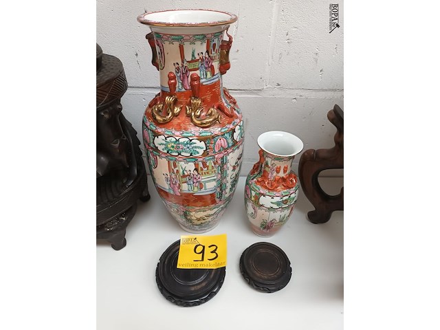Lot 93 - chinese vaas op houten sokkeltje. 2 stuks - afbeelding 1 van  5