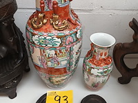Lot 93 - chinese vaas op houten sokkeltje. 2 stuks - afbeelding 1 van  5
