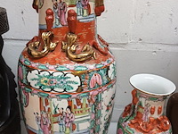 Lot 93 - chinese vaas op houten sokkeltje. 2 stuks - afbeelding 2 van  5