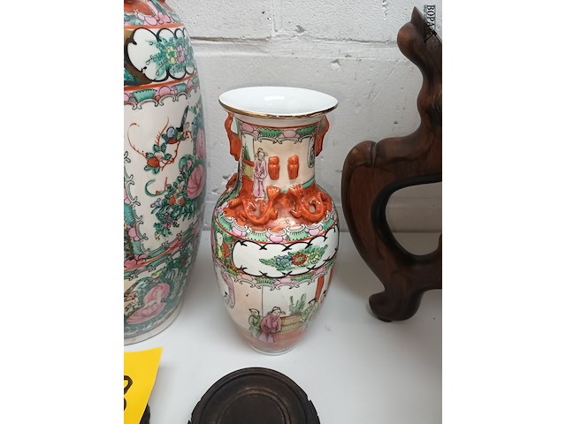 Lot 93 - chinese vaas op houten sokkeltje. 2 stuks - afbeelding 3 van  5