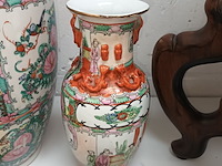 Lot 93 - chinese vaas op houten sokkeltje. 2 stuks - afbeelding 3 van  5
