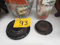 Lot 93 - chinese vaas op houten sokkeltje. 2 stuks - afbeelding 4 van  5