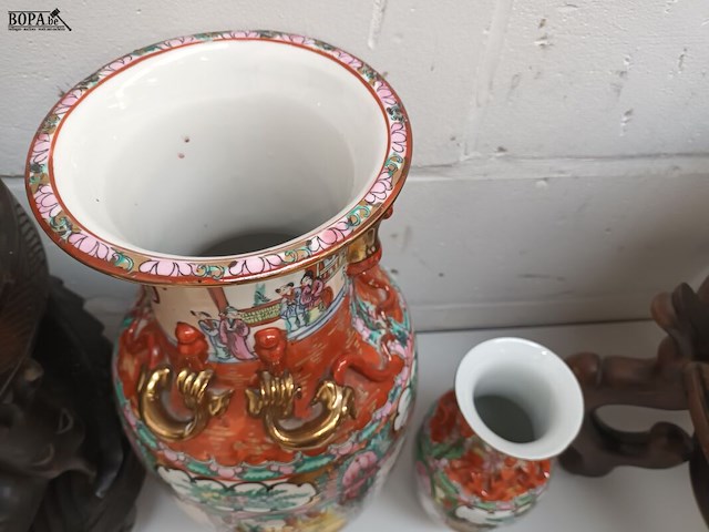 Lot 93 - chinese vaas op houten sokkeltje. 2 stuks - afbeelding 5 van  5