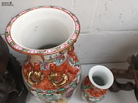 Lot 93 - chinese vaas op houten sokkeltje. 2 stuks - afbeelding 5 van  5