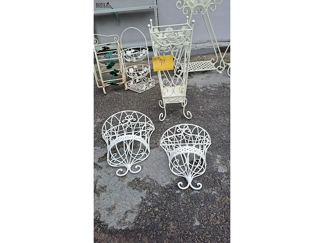 Lot 93 - duo van sierlijke wit metalen muurmandjes en witte metalen s - afbeelding 1 van  4