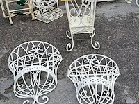 Lot 93 - duo van sierlijke wit metalen muurmandjes en witte metalen s
