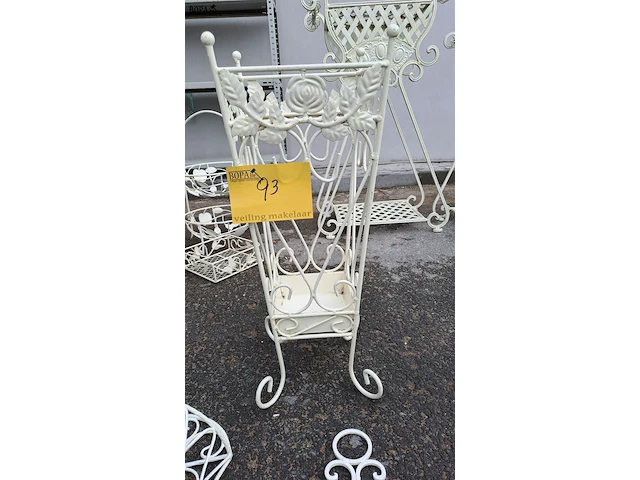 Lot 93 - duo van sierlijke wit metalen muurmandjes en witte metalen s - afbeelding 2 van  4