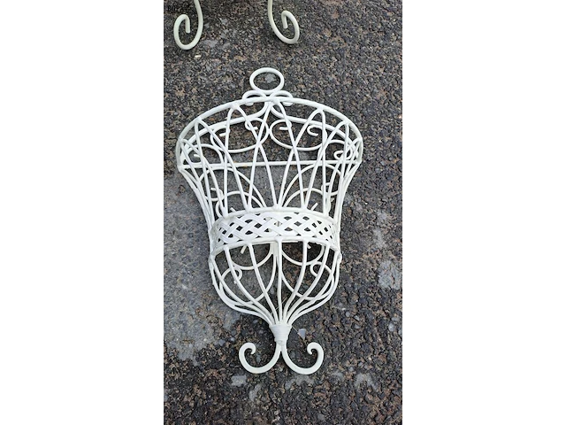 Lot 93 - duo van sierlijke wit metalen muurmandjes en witte metalen s - afbeelding 3 van  4