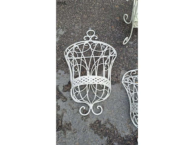 Lot 93 - duo van sierlijke wit metalen muurmandjes en witte metalen s - afbeelding 4 van  4