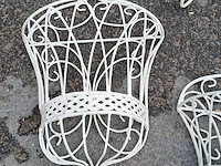 Lot 93 - duo van sierlijke wit metalen muurmandjes en witte metalen s - afbeelding 4 van  4