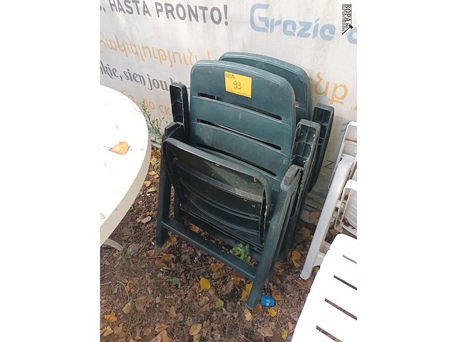 Lot 93 - groene pvc tuinzetel. 2 stuks - afbeelding 1 van  4