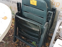 Lot 93 - groene pvc tuinzetel. 2 stuks - afbeelding 1 van  4