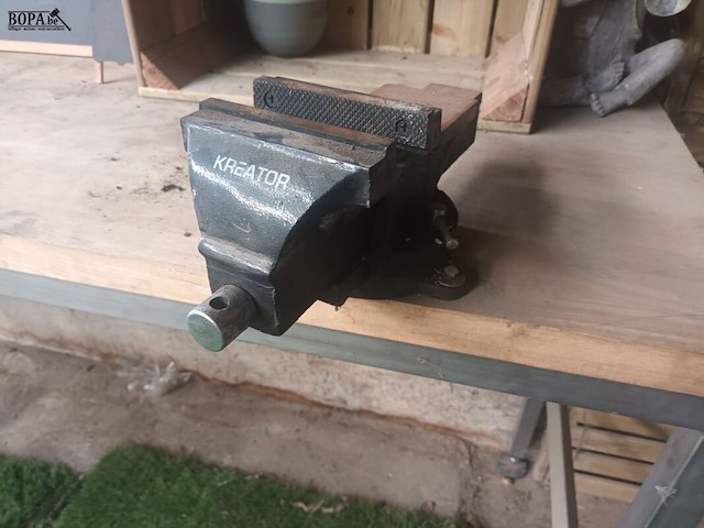 Lot 93 - hoge werktafel met bankschroef - afbeelding 2 van  3