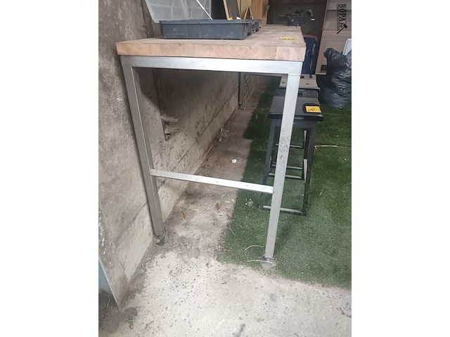 Lot 93 - hoge werktafel met bankschroef - afbeelding 3 van  3