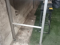 Lot 93 - hoge werktafel met bankschroef - afbeelding 3 van  3