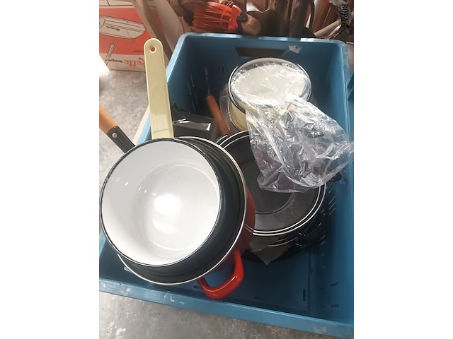 Lot 93 - kookpotten en pannen. 3 bakken - afbeelding 2 van  5