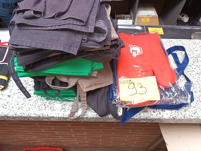 Lot 93 - lot schorten en ovenwanten - afbeelding 1 van  3