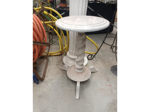 Lot 93 - plantenstaander - 2 stuks - afbeelding 2 van  3