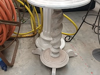 Lot 93 - plantenstaander - 2 stuks - afbeelding 2 van  3