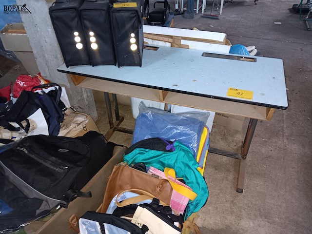 Lot 93 - retro schoolbank - afbeelding 1 van  2