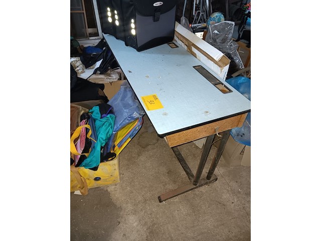 Lot 93 - retro schoolbank - afbeelding 2 van  2