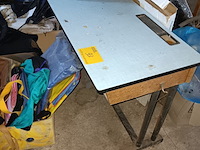 Lot 93 - retro schoolbank - afbeelding 2 van  2