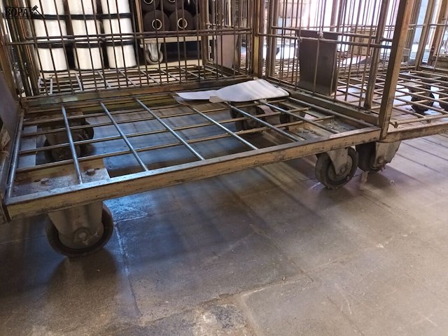 Lot 93 - rolcontainer. 2 stuks - afbeelding 2 van  3