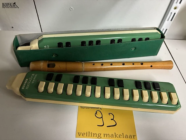 Lot 93 - vintage blaasinstrumenten - 3 stuks - afbeelding 1 van  2